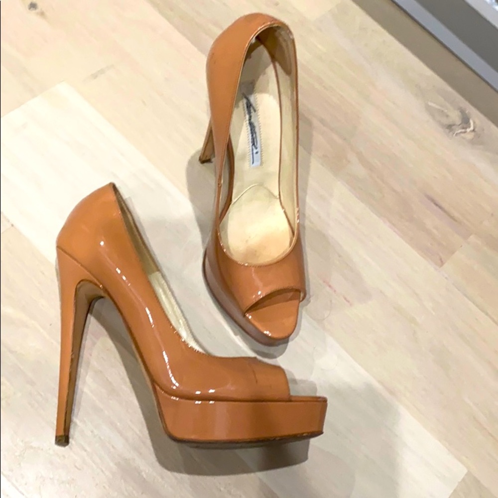 Authentic shiny beige pumps